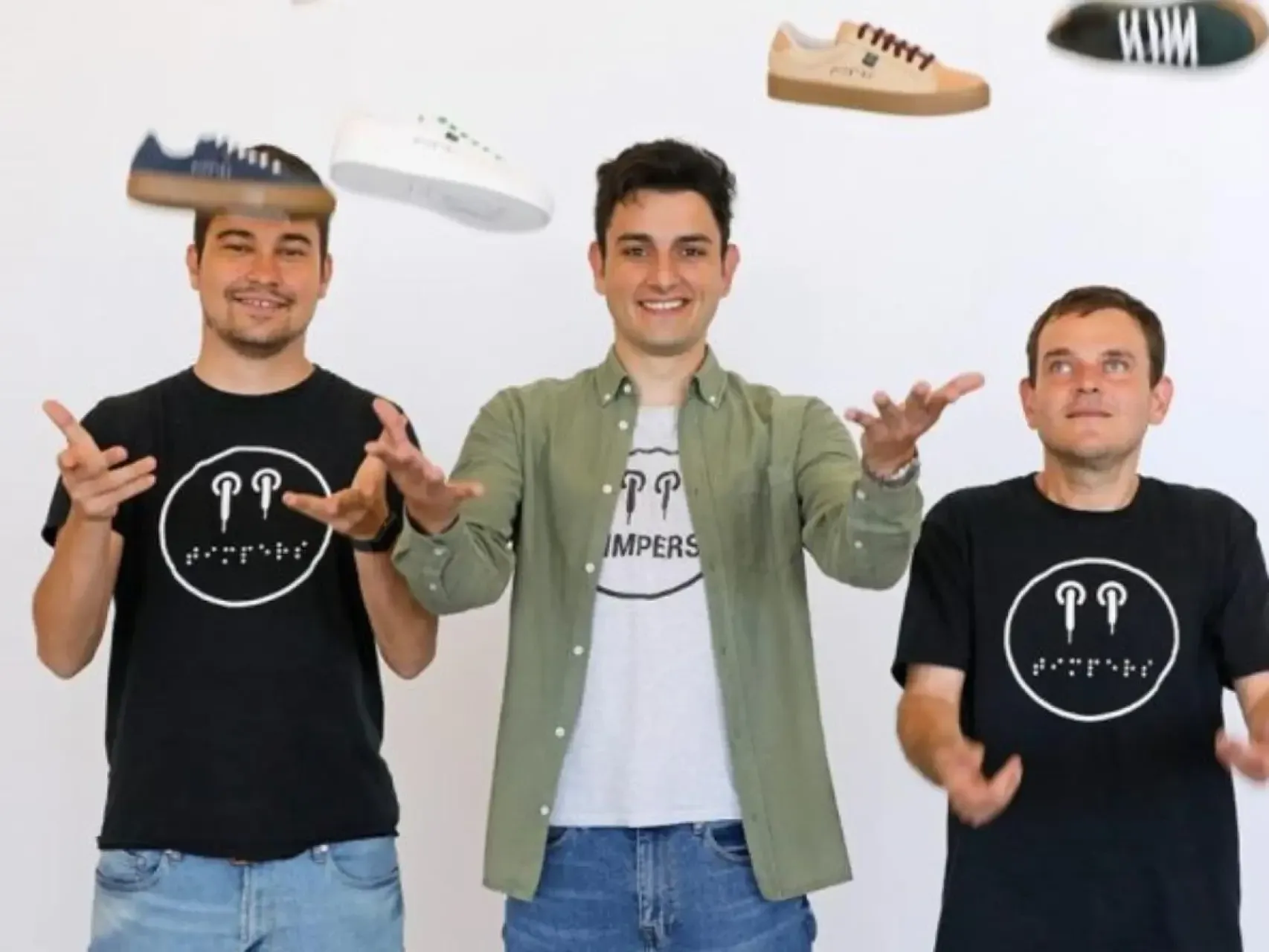 Los fundadores de Timpers lanzando zapatillas al aire